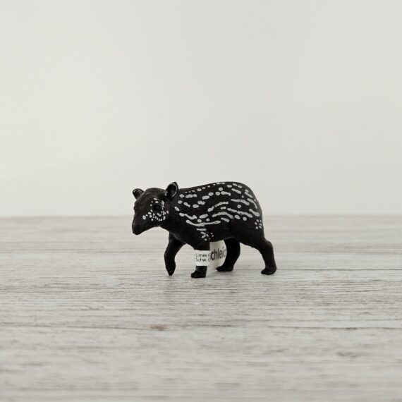 Schleich Figur namens Tapir Junges der Produktwelt Wild Life. Die Figur hat die offizielle Schleichnummer 14851. Es gehört zur Themenwelt Dschungel. Die Figur trägt das Copyrightjahr 2021 und wurde dann von Schleich offiziell lizenziert. Die Schleichfigur wird eingestuft als Regulär.