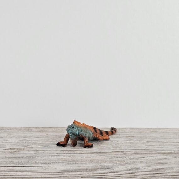 Schleich Figur namens Leguan der Produktwelt Wild Life. Die Figur hat die offizielle Schleichnummer 14854. Es gehört zur Themenwelt Dschungel. Die Figur trägt das Copyrightjahr 2021 und wurde dann von Schleich offiziell lizenziert. Die Schleichfigur wird eingestuft als Regulär.