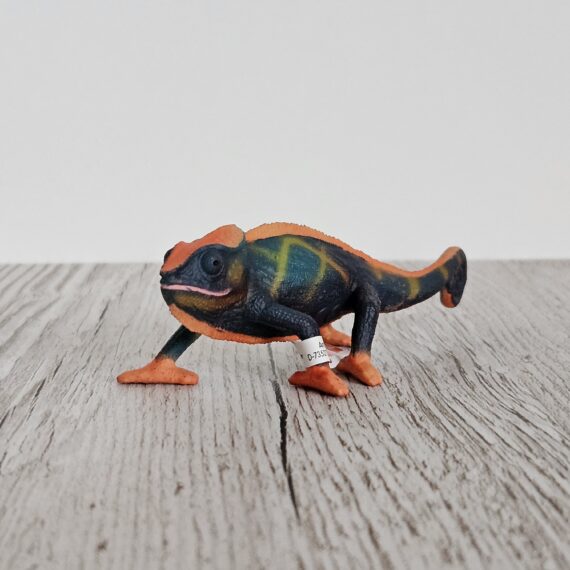 Schleich Figur namens Chamäleon der Produktwelt Wild Life. Die Figur hat die offizielle Schleichnummer 14858. Es gehört zur Themenwelt Dschungel. Die Figur trägt das Copyrightjahr 2022 und wurde dann von Schleich offiziell lizenziert. Die Schleichfigur wird eingestuft als Regulär.