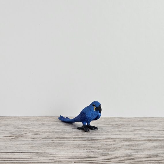 Schleich Figur namens Hyazinth Ara der Produktwelt Wild Life. Die Figur hat die offizielle Schleichnummer 14859. Es gehört zur Themenwelt Dschungel. Die Figur trägt das Copyrightjahr 2022 und wurde dann von Schleich offiziell lizenziert. Die Schleichfigur wird eingestuft als Regulär.