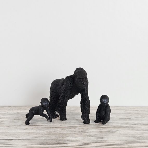 Schleich Figur namens Flachland Gorilla Familie der Produktwelt Wild Life. Die Figur hat die offizielle Schleichnummer 42601. Es gehört zur Themenwelt Dschungel. Die Figur trägt das Copyrightjahr 2016 und wurde dann von Schleich offiziell lizenziert. Die Schleichfigur wird eingestuft als Regulär.