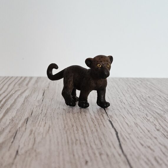 Schleich Figur namens Pantherjunges der Produktwelt Wild Life. Die Figur hat die offizielle Schleichnummer 82815. Es gehört zur Themenwelt Dschungel. Die Schleichfigur wird eingestuft als Selten.
