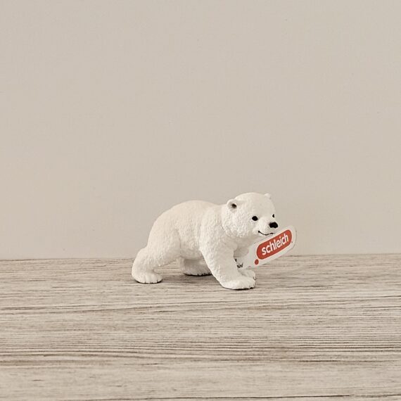 Schleich Figur namens Eisbärjunges laufend der Produktwelt Wild Life. Die Figur hat die offizielle Schleichnummer 14708. Es gehört zur Themenwelt Ice und Ocean. Die Figur trägt das Copyrightjahr 2013 und wurde dann von Schleich offiziell lizenziert. Die Schleichfigur wird eingestuft als Regulär.