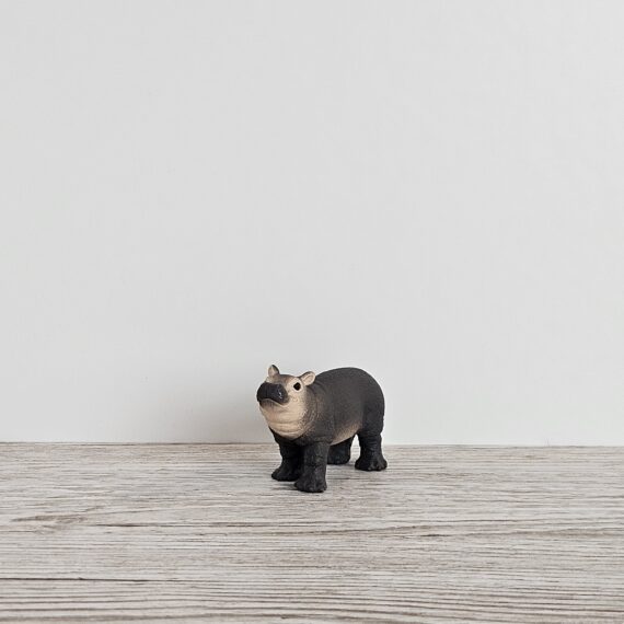 Schleich Figur namens Nilpferd Junges der Produktwelt Wild Life. Die Figur hat die offizielle Schleichnummer 14831. Es gehört zur Themenwelt Ice und Ocean. Die Figur trägt das Copyrightjahr 2019 und wurde dann von Schleich offiziell lizenziert. Die Schleichfigur wird eingestuft als Regulär.
