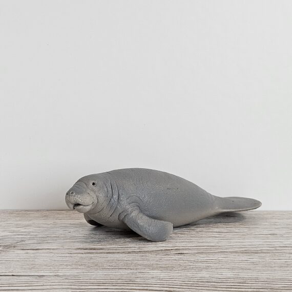 Schleich Figur namens Seekuh der Produktwelt Wild Life. Die Figur hat die offizielle Schleichnummer 14839. Es gehört zur Themenwelt Ice und Ocean. Die Figur trägt das Copyrightjahr 2020 und wurde dann von Schleich offiziell lizenziert. Die Schleichfigur wird eingestuft als Regulär.
