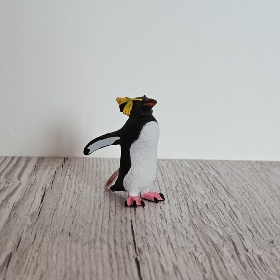 Schleich Figur namens Felsenpinguin der Produktwelt Wild Life. Die Figur hat die offizielle Schleichnummer 14932. Es gehört zur Themenwelt Ice und Ocean. Die Figur trägt das Copyrightjahr 2026 und wurde dann von Schleich offiziell lizenziert. Die Schleichfigur wird eingestuft als Regulär.