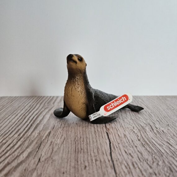 Schleich Figur namens Seelöwe der Produktwelt Wild Life. Die Figur hat die offizielle Schleichnummer 14933. Es gehört zur Themenwelt Ice und Ocean. Die Figur trägt das Copyrightjahr 2025 und wurde dann von Schleich offiziell lizenziert. Die Schleichfigur wird eingestuft als Regulär.