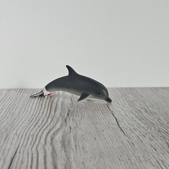 Schleich Figur namens Delfin der Produktwelt Wild Life. Die Figur hat die offizielle Schleichnummer 17100. Es gehört zur Themenwelt Ice und Ocean. Die Figur trägt das Copyrightjahr 2017 und wurde dann von Schleich offiziell lizenziert. Die Schleichfigur wird eingestuft als Selten.