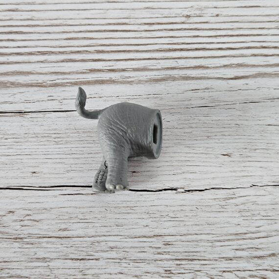 Schleich Figur namens Elefant (Hinterteil) der Produktwelt Wild Life. Die Figur hat die offizielle Schleichnummer 81072. Es gehört zur Themenwelt Puzzlemals. Die Figur gehört zur Serie 1 Ausgabe dieses Themas. Die Figur trägt das Copyrightjahr 2022 und wurde dann von Schleich offiziell lizenziert. Die Schleichfigur wird eingestuft als Regulär.