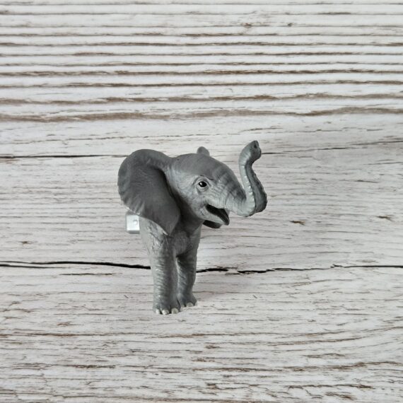 Schleich Figur namens Elefant (Vorderteil) der Produktwelt Wild Life. Die Figur hat die offizielle Schleichnummer 81072. Es gehört zur Themenwelt Puzzlemals. Die Figur gehört zur Serie 1 Ausgabe dieses Themas. Die Figur trägt das Copyrightjahr 2022 und wurde dann von Schleich offiziell lizenziert. Die Schleichfigur wird eingestuft als Regulär.