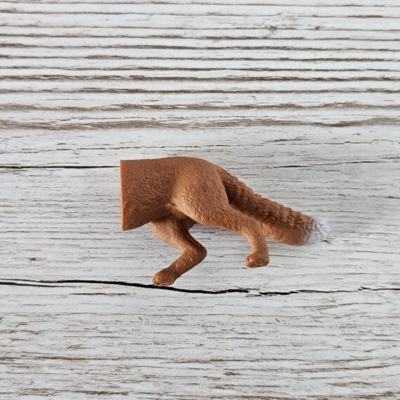 Schleich Figur namens Fuchs (Hinterteil) der Produktwelt Wild Life. Die Figur hat die offizielle Schleichnummer 81072. Es gehört zur Themenwelt Puzzlemals. Die Figur gehört zur Serie 1 Ausgabe dieses Themas. Die Figur trägt das Copyrightjahr 2022 und wurde dann von Schleich offiziell lizenziert. Die Schleichfigur wird eingestuft als Regulär.