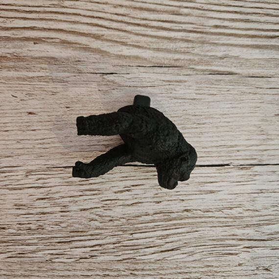 Schleich Figur namens Gorilla (Vorderteil) der Produktwelt Wild Life. Die Figur hat die offizielle Schleichnummer 81072. Es gehört zur Themenwelt Puzzlemals. Die Figur gehört zur Serie 1 Ausgabe dieses Themas. Die Figur trägt das Copyrightjahr 2022 und wurde dann von Schleich offiziell lizenziert. Die Schleichfigur wird eingestuft als Regulär.
