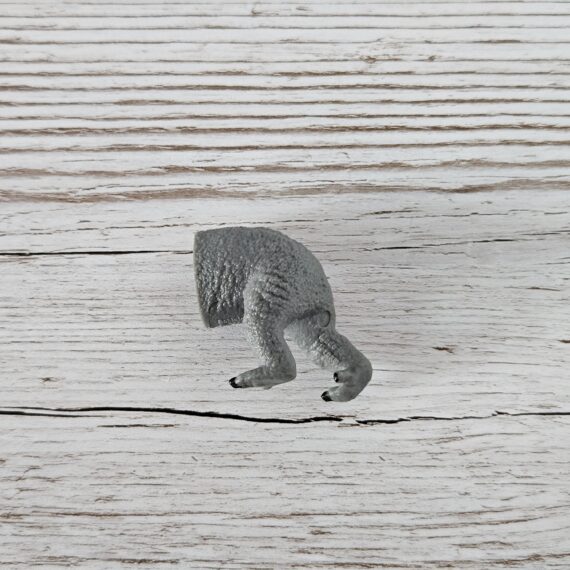 Schleich Figur namens Koala (Hinterteil) der Produktwelt Wild Life. Die Figur hat die offizielle Schleichnummer 81072. Es gehört zur Themenwelt Puzzlemals. Die Figur gehört zur Serie 1 Ausgabe dieses Themas. Die Figur trägt das Copyrightjahr 2022 und wurde dann von Schleich offiziell lizenziert. Die Schleichfigur wird eingestuft als Regulär.
