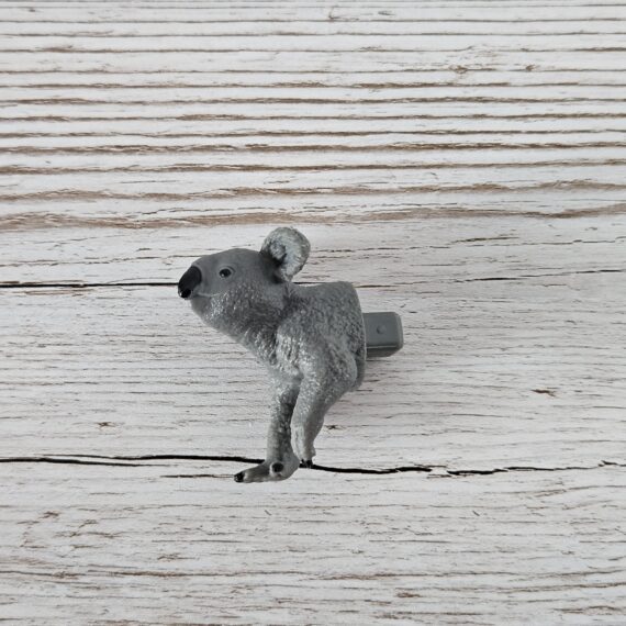 Schleich Figur namens Koala (Vorderteil) der Produktwelt Wild Life. Die Figur hat die offizielle Schleichnummer 81072. Es gehört zur Themenwelt Puzzlemals. Die Figur gehört zur Serie 1 Ausgabe dieses Themas. Die Figur trägt das Copyrightjahr 2022 und wurde dann von Schleich offiziell lizenziert. Die Schleichfigur wird eingestuft als Regulär.