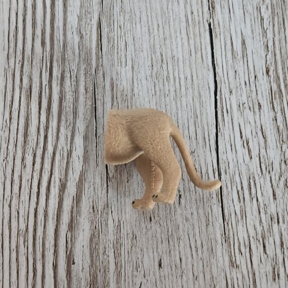 Schleich Figur namens Löwe (Hinterteil) der Produktwelt Wild Life. Die Figur hat die offizielle Schleichnummer 81072. Es gehört zur Themenwelt Puzzlemals. Die Figur gehört zur Serie 1 Ausgabe dieses Themas. Die Figur trägt das Copyrightjahr 2022 und wurde dann von Schleich offiziell lizenziert. Die Schleichfigur wird eingestuft als Regulär.