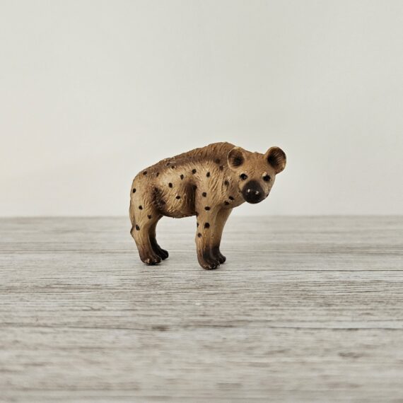 Schleich Figur namens Tüpfelhyäne der Produktwelt Wild Life. Die Figur hat die offizielle Schleichnummer 14139. Es gehört zur Themenwelt Safari. Die Figur trägt das Copyrightjahr 1996 und wurde dann von Schleich offiziell lizenziert. Die Schleichfigur wird eingestuft als Selten.