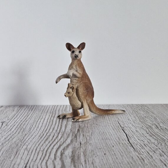 Schleich Figur namens Känguru der Produktwelt Wild Life. Die Figur hat die offizielle Schleichnummer 14603. Es gehört zur Themenwelt Safari. Die Figur trägt das Copyrightjahr 2000 und wurde dann von Schleich offiziell lizenziert. Die Schleichfigur wird eingestuft als Selten.