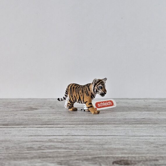 Schleich Figur namens Tigerjunges der Produktwelt Wild Life. Die Figur hat die offizielle Schleichnummer 14730. Es gehört zur Themenwelt Safari. Die Figur trägt das Copyrightjahr 2014 und wurde dann von Schleich offiziell lizenziert. Die Schleichfigur wird eingestuft als Regulär.