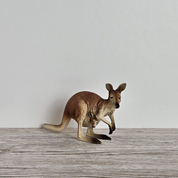Schleich Figur namens Känguru der Produktwelt Wild Life. Die Figur hat die offizielle Schleichnummer 14756. Es gehört zur Themenwelt Safari. Die Figur trägt das Copyrightjahr 2015 und wurde dann von Schleich offiziell lizenziert. Die Schleichfigur wird eingestuft als Regulär.