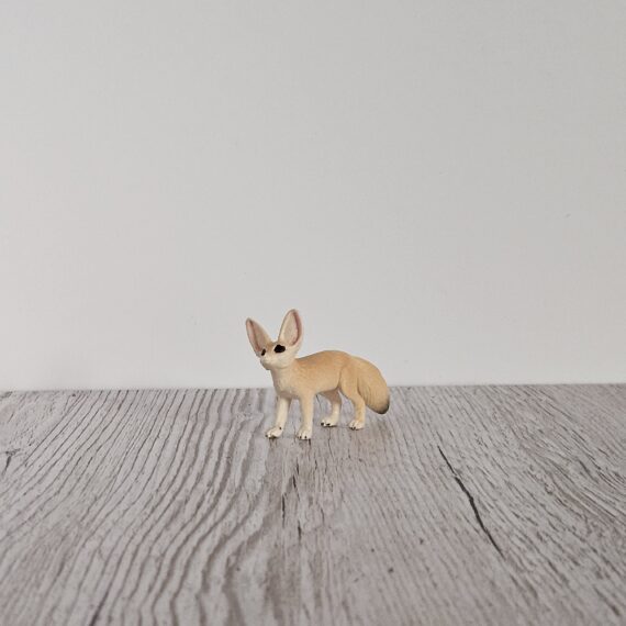 Schleich Figur namens Wüstenfuchs der Produktwelt Wild Life. Die Figur hat die offizielle Schleichnummer 14845. Es gehört zur Themenwelt Safari. Die Figur trägt das Copyrightjahr 2020 und wurde dann von Schleich offiziell lizenziert. Die Schleichfigur wird eingestuft als Regulär.