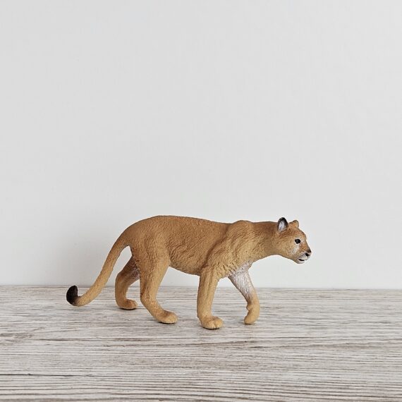 Schleich Figur namens Puma der Produktwelt Wild Life. Die Figur hat die offizielle Schleichnummer 14853. Es gehört zur Themenwelt Safari. Die Figur trägt das Copyrightjahr 2021 und wurde dann von Schleich offiziell lizenziert. Die Schleichfigur wird eingestuft als Regulär.