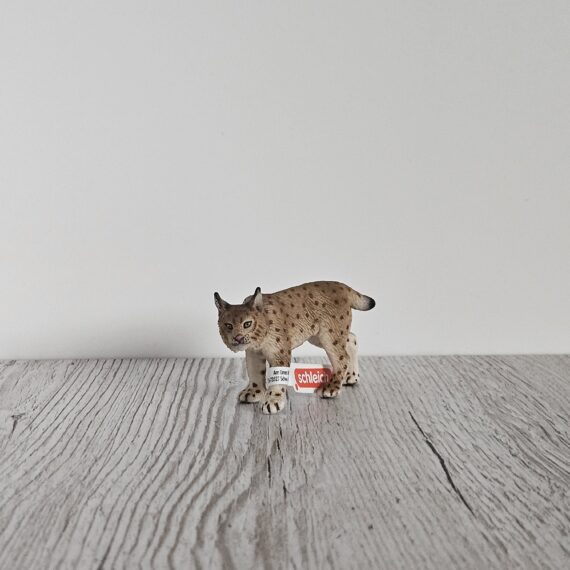 Schleich Figur namens Luchs der Produktwelt Wild Life. Die Figur hat die offizielle Schleichnummer 17019. Es gehört zur Themenwelt Safari. Die Figur trägt das Copyrightjahr 2009 und wurde dann von Schleich offiziell lizenziert. Die Schleichfigur wird eingestuft als Selten.