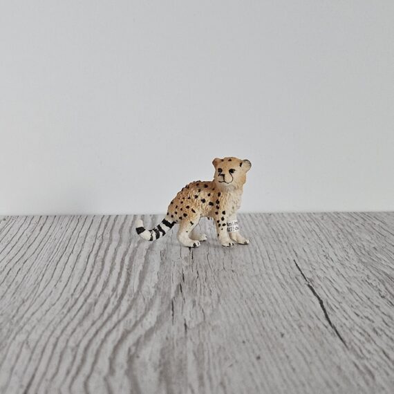 Schleich Figur namens Gepardenbaby der Produktwelt Wild Life. Die Figur hat die offizielle Schleichnummer 17097. Es gehört zur Themenwelt Safari. Die Figur trägt das Copyrightjahr 2015 und wurde dann von Schleich offiziell lizenziert. Die Schleichfigur wird eingestuft als Selten.