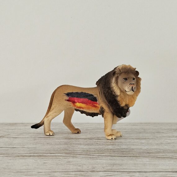 Schleich Figur namens Löwe Deutschland der Produktwelt Wild Life. Die Figur hat die offizielle Schleichnummer 72382. Es gehört zur Themenwelt Safari. Die Figur trägt das Copyrightjahr 2017 und wurde dann von Schleich offiziell lizenziert. Die Schleichfigur wird eingestuft als Exklusiv.