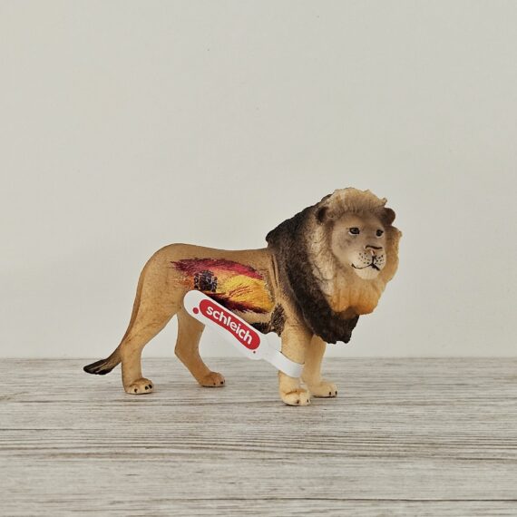 Schleich Figur namens Löwe Spanien der Produktwelt Wild Life. Die Figur hat die offizielle Schleichnummer 72383. Es gehört zur Themenwelt Safari. Die Figur trägt das Copyrightjahr 2017 und wurde dann von Schleich offiziell lizenziert. Die Schleichfigur wird eingestuft als Exklusiv.