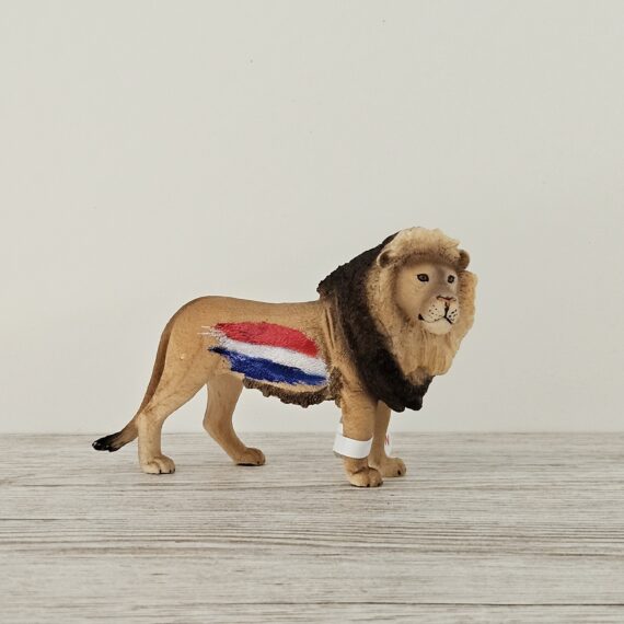 Schleich Figur namens Löwe Niederlande der Produktwelt Wild Life. Die Figur hat die offizielle Schleichnummer 72384. Es gehört zur Themenwelt Safari. Die Figur trägt das Copyrightjahr 2017 und wurde dann von Schleich offiziell lizenziert. Die Schleichfigur wird eingestuft als Exklusiv.