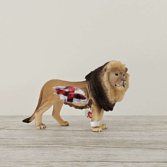 Schleich Figur namens Löwe England der Produktwelt Wild Life. Die Figur hat die offizielle Schleichnummer 72385. Es gehört zur Themenwelt Safari. Die Figur trägt das Copyrightjahr 2017 und wurde dann von Schleich offiziell lizenziert. Die Schleichfigur wird eingestuft als Exklusiv.