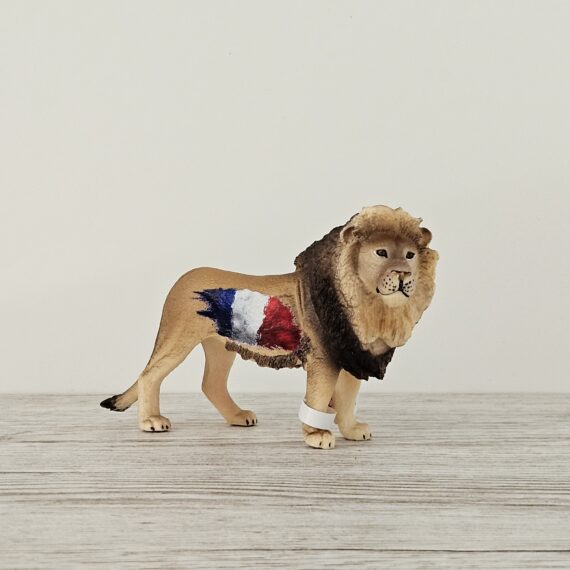 Schleich Figur namens Löwe Frankreich der Produktwelt Wild Life. Die Figur hat die offizielle Schleichnummer 72386. Es gehört zur Themenwelt Safari. Die Figur trägt das Copyrightjahr 2017 und wurde dann von Schleich offiziell lizenziert. Die Schleichfigur wird eingestuft als Exklusiv.