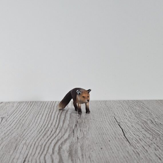 Schleich Figur namens Fuchs der Produktwelt Wild Life. Die Figur hat die offizielle Schleichnummer 14338. Es gehört zur Themenwelt Wald und Wildtiere. Die Figur trägt das Copyrightjahr 2004 und wurde dann von Schleich offiziell lizenziert. Die Schleichfigur wird eingestuft als Selten.