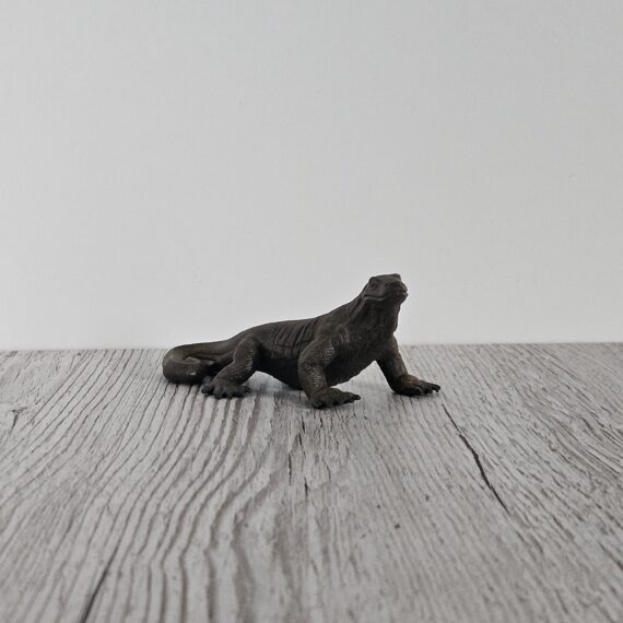 Schleich Figur namens Komodovaran der Produktwelt Wild Life. Die Figur hat die offizielle Schleichnummer 14826. Es gehört zur Themenwelt Wald und Wildtiere. Die Figur trägt das Copyrightjahr 1999 und wurde dann von Schleich offiziell lizenziert. Die Schleichfigur wird eingestuft als Selten.