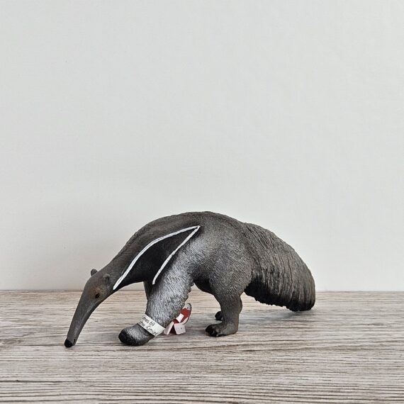 Schleich Figur namens Ameisenbär der Produktwelt Wild Life. Die Figur hat die offizielle Schleichnummer 14844. Es gehört zur Themenwelt Wald und Wildtiere. Die Figur trägt das Copyrightjahr 2020 und wurde dann von Schleich offiziell lizenziert. Die Schleichfigur wird eingestuft als Regulär.