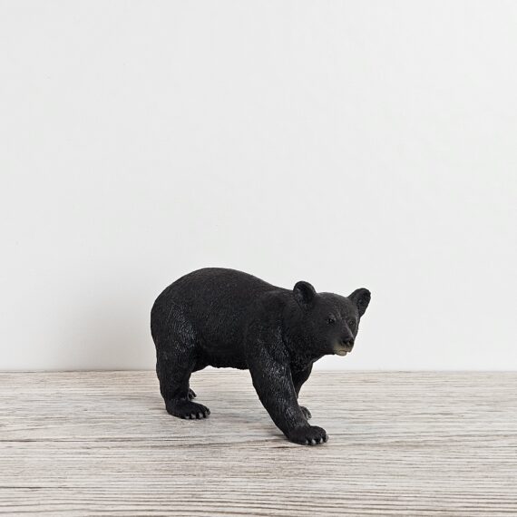 Schleich Figur namens Amerikanischer Schwarzbär der Produktwelt Wild Life. Die Figur hat die offizielle Schleichnummer 14869. Es gehört zur Themenwelt Wald und Wildtiere. Die Figur trägt das Copyrightjahr 2023 und wurde dann von Schleich offiziell lizenziert. Die Schleichfigur wird eingestuft als Regulär.