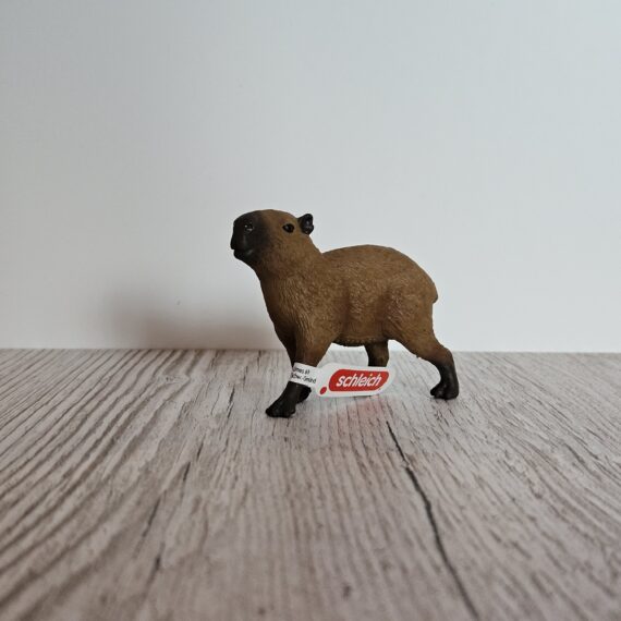 Schleich Figur namens Capybara der Produktwelt Wild Life. Die Figur hat die offizielle Schleichnummer 14934. Es gehört zur Themenwelt Wald und Wildtiere. Die Figur trägt das Copyrightjahr 2025 und wurde dann von Schleich offiziell lizenziert. Die Schleichfigur wird eingestuft als Regulär.