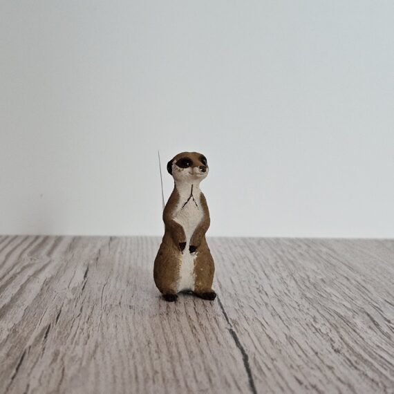 Schleich Figur namens Erdmännchen der Produktwelt Wild Life. Die Figur hat die offizielle Schleichnummer 14935. Es gehört zur Themenwelt Wald und Wildtiere. Die Figur trägt das Copyrightjahr 2026 und wurde dann von Schleich offiziell lizenziert. Die Schleichfigur wird eingestuft als Regulär.