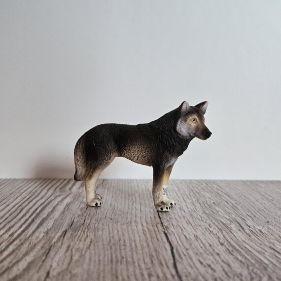 Schleich Figur namens Amerikanischer Wolf der Produktwelt Wild Life. Die Figur hat die offizielle Schleichnummer 14991. Es gehört zur Themenwelt Wald und Wildtiere. Die Figur trägt das Copyrightjahr 2025 und wurde dann von Schleich offiziell lizenziert. Die Schleichfigur wird eingestuft als Regulär.